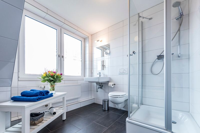 Vollbad mit Duschkabine und großem Fenster