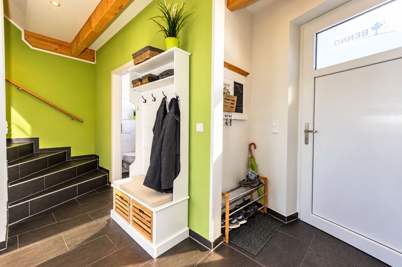 Eingangsbereich von Benno mit Garderobe und Treppe