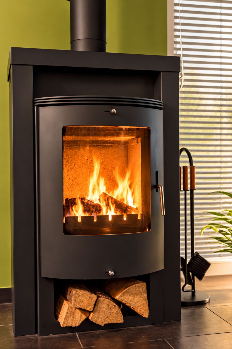 Kaminofen mit Feuer