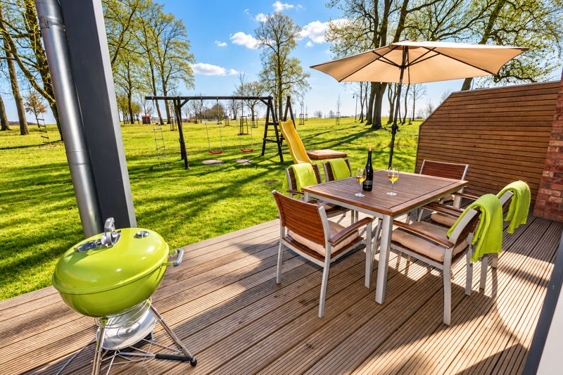 Terrasse von Benno mit Grill und Sitzgruppe