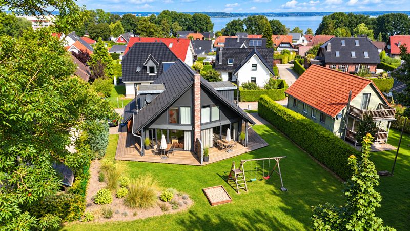Ferienhaus Ahorneck von oben mit Garten, Spielplatz und Fleesensee im Hintergrund