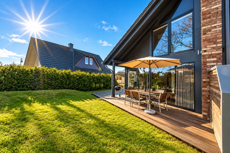 Terrasse und Garten in der Sonne